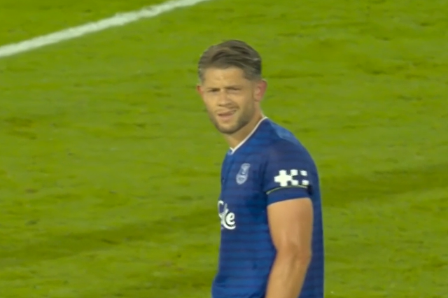 意用手臂触, 臂紧贴身体, 如果防守球