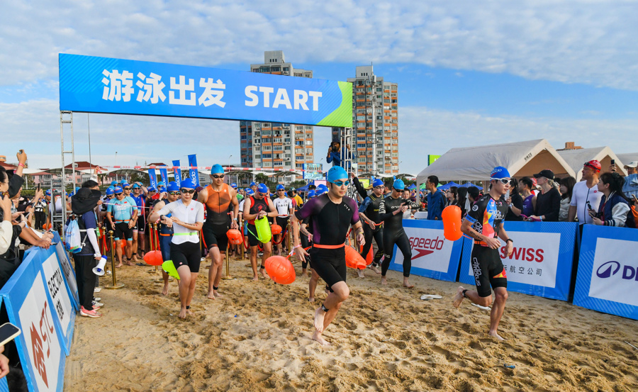 胶跑道奋力, 手分批入水